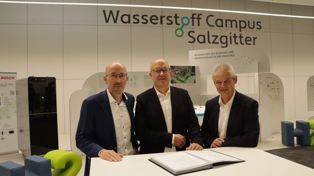 Die Vorstandsvorsitzenden vom „Wasserstoff Campus Salzgitter e.V.“, v.l.n.r. Michael Gensicke, Geschäftsführer der Robert Bosch Elektronik GmbH und Finanzvorstand, Prof. Dr.-Ing. Christoph Herrmann, Institutsleiter des Fraunhofer IST, Professor an der TU Braunschweig und erster Vorsitzender, Frank Klingebiel, Oberbürgermeister Stadt Salzgitter und zweiter Vorsitzender
